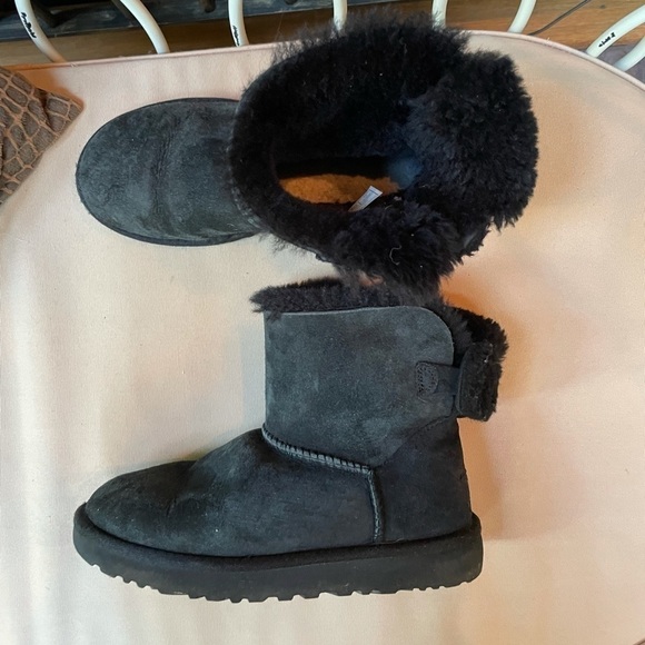 UGG Arielle Bailey Fur Bow Black Boots Size 6 - Picture 3 of 9